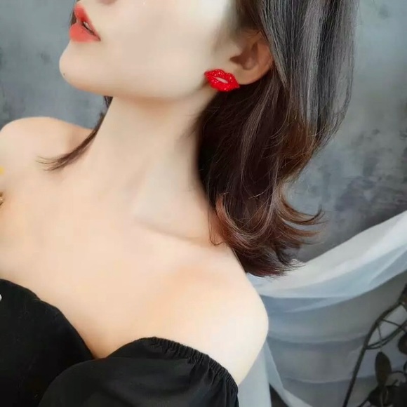 “Classic Babe” Lipstick Rhinestone Stud Earrings - Picture 6 of 10